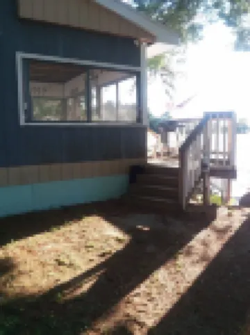 Cozy Cottage on water's edge of Lake Cobbosseecontee