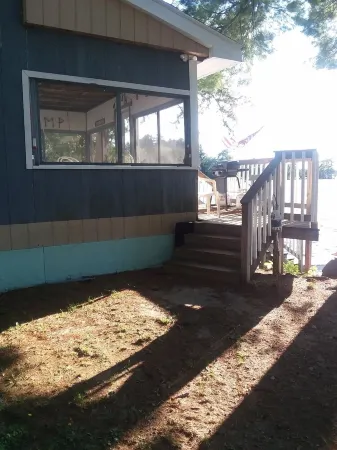 Cozy Cottage on water's edge of Lake Cobbosseecontee Отели в г. Манчестер