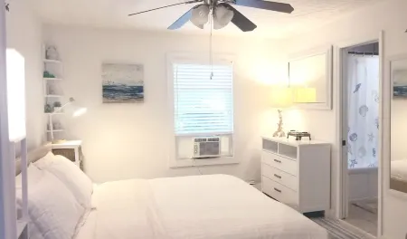 Town walking distance-Bridgehampton Cottage Отели рядом с достопримечательностью «Sag Harbor Historical Museum: The Annie Cooper Boyd House»