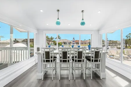 Luxury WaterFront Home, Putting Green, Bocce, Kayaks SUP's Bikes Pool/PPong Tbl