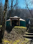 GLAMPING YURT. Sleeps 4, HOT TUB, Pellet Stove - 2 estrellas
