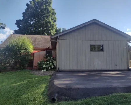 TRAVELERS! In the heart of Baraboo, close to SSM Hospital! Hotels in Baraboo