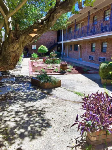 Cozy Place Downtown by the River Center minutes to LSU. Free Parking/Wifi