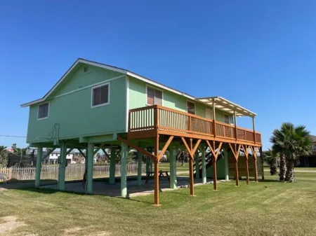 Sunny Vista -2 Bd - Seconds From the Beach!