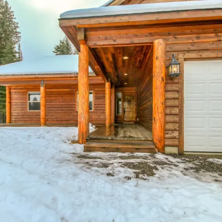 REMOTE CABIN WITH HOT TUB, MOVIE THEATER AND HUGE COVERED DECK WITH FIRE TABLE
