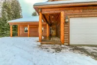 REMOTE CABIN WITH HOT TUB, MOVIE THEATER AND HUGE COVERED DECK WITH FIRE TABLE