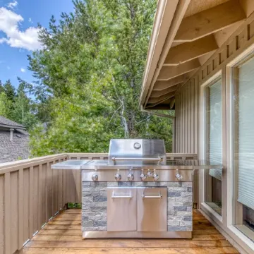 Modern Sunriver Luxury Home with Fenced Turf Pet Yard, Large Kids Room, SHARC !!