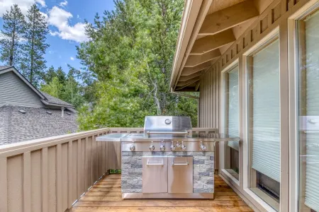 Modern Sunriver Luxury Home with Fenced Turf Pet Yard, Large Kids Room, SHARC !!