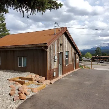 Pikes Peak Views: One Block to Downtown