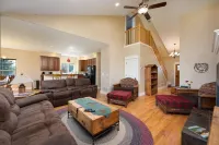 Three Suites Lodge, Full Private Bathrooms!