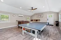 Cozy cottage w/hot tub, game room & backyard. Close to West Point and Bethel.