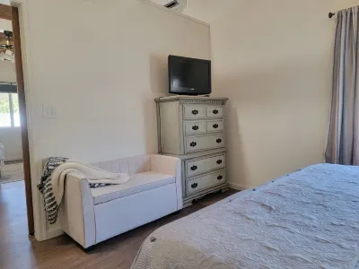 Cute & Cozy cabin style townhome! Unity of the White Mountains 주변 호텔