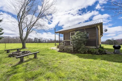 ROOSTERS REST w/ Hot Tub - Mountain Farm Getaway!!!