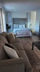 Gorgeous studio located in the heart of Huntsville, close to all amenities.