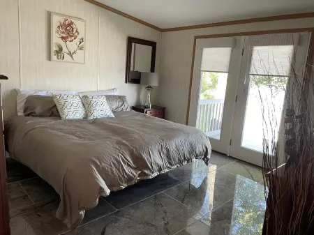 Waterfront Bungalow Nightly Panoramic View of Our Illuminated Covered Bridge Отели в г. Голлоуэй