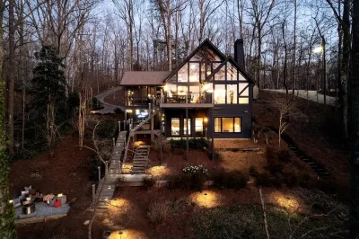 Hygge House on Lanier - the ULTIMATE lake cabin - dock, arcade, hottub, & grills Don Carter State Park附近的飯店
