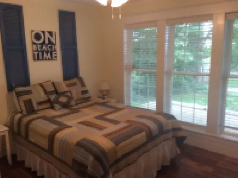 BEAUTIFUL HOUSE, PERFECT FOR TWO FAMILIES! SHORT WALK TO BEACHES AND TOWN!