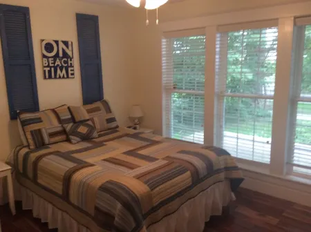 BEAUTIFUL HOUSE, PERFECT FOR TWO FAMILIES! SHORT WALK TO BEACHES AND TOWN! Отели рядом с достопримечательностью «Blue Stairs - Kids' Corner Beach Access»