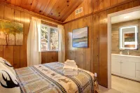 4 Bedroom cabin, dog friendly with large private fenced yard and EV charger