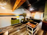 THE GREENROOM, FUNKY music themed tiny home, walking distance to downtown! Hotels in Bosque County