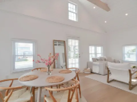 The Beach Nest-Lux Cottage Steps to the Beach クリントンのホテル