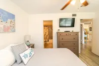 Fully Renovated, Affordable, Beachy 2Br Retreat, 2 Pools, Walk to Beach! - 무료 와이파이