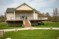 Hocking Hills Lodge w/hottub,10acre lake, with Basketball & Pickleball court Hotel di 