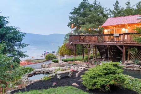 Charming 3-BR house: Lake Views, Firepit, Ping Pong, & Kayaks in Greenwood Lake