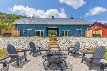 New Barndo/ATV Trailer Park/Outdoor Shower/HotTub Отели рядом с достопримечательностью «Daniel Boone Campground in Red River Gorge»