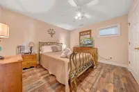 Shangri-La -dogs friendly, firepit, wifi, 2 kayaks, 2 kitchens, and a Pool Table