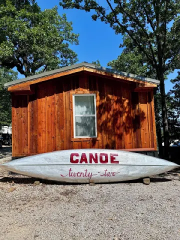 NEW LIST - Canoe 22 is a Cozy 3-bedroom cabin w/Hot Tub with Lake views.