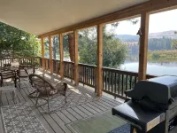 Charming Waterfront Pine Cabin on Curlew Lake