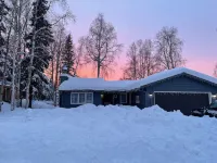 Artist Retreat, ranch home just minutes from downtown Anchorage. 추가치 스테이트 파크 헤드쿼터스 주변 호텔