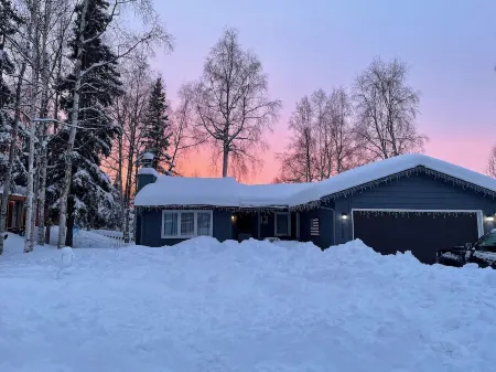 Artist Retreat, ranch home just minutes from downtown Anchorage. Отели в г. Eagle River