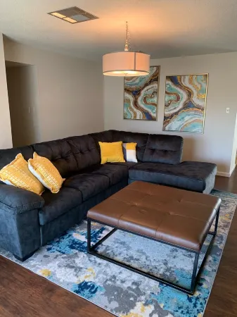 NEW!!!!! Beautifully Remodeled 5 Bedroom Mesilla Street Home- All New Furniture Отели рядом с достопримечательностью «Museum of Nature & Science»