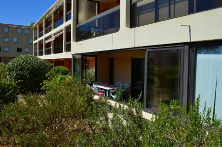 Quiet air-conditioned apartment 10 minutes' walk from the beaches and shops Отели в г. Борм-Ле-Мимоза