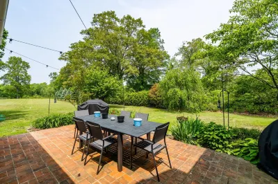 Lake front historic farmhouse on 5 acres, fenced and pet friendly! Hôtels à proximité de : Mary Elmer Lake