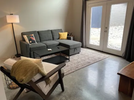 Lovely 2-bedroom cottage located in downtown Mount Vernon!