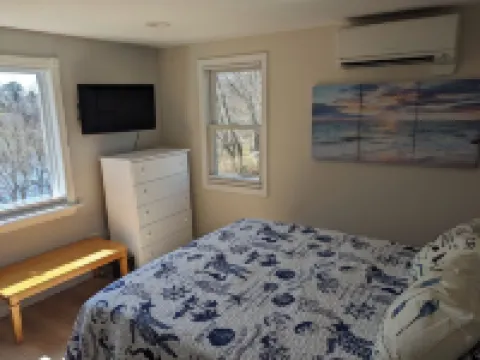 Lakefront retreat w/ deck, dock, sandy beach, 4 watercraft, <6 mins to 2 beaches 奧爾良酒店