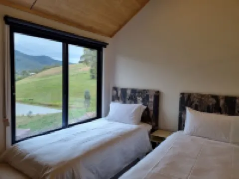 Superb 3 bedroom villa overlooking dam and close to lake. 曼斯菲爾德酒店