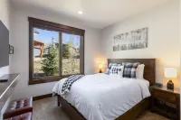 3 BR, 3 Bath Lux Mod Mtn Sngl Fam. Home- Near Skiing! Amenities! Monthlys Avail. Hotel in zona Dillon Reservoir