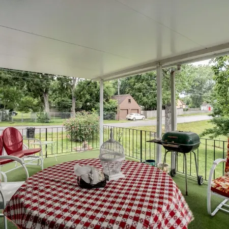 Huge 1960s Style Family and Pet Friendly Home