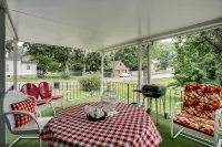 Huge 1960s Style Family and Pet Friendly Home