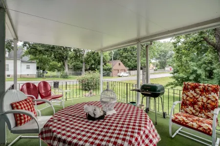 Huge 1960s Style Family and Pet Friendly Home