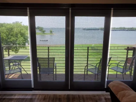 Lakefront Property with Water Toys, Lake Lewisville. Отели в г. Литл-Элм