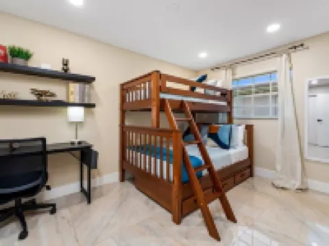 Waterfront, 7s Hot Tub, 5 Min to Sawgrass Mall - Biggest Outlet Mall in US Hotels in Sunrise