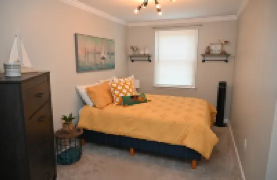 NEW LISTING!!! Beautiful Bayview Cottage a short walk to the beach Hotels in Villas