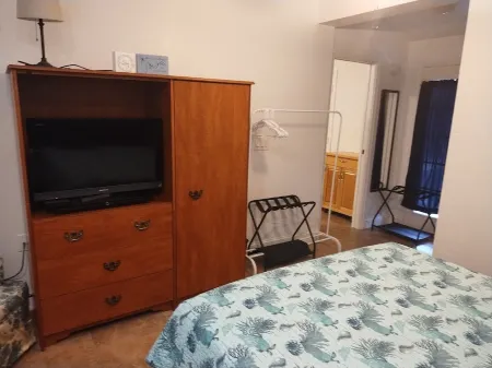 Country setting only 10 minutes to  Downtown.