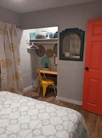 Funky Fun Treehouse Duplex Отели в г. Манхэттен