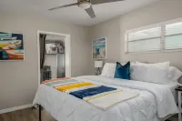 Newly Renovated Beach Retreat Các khách sạn gần 11th Street Gallery